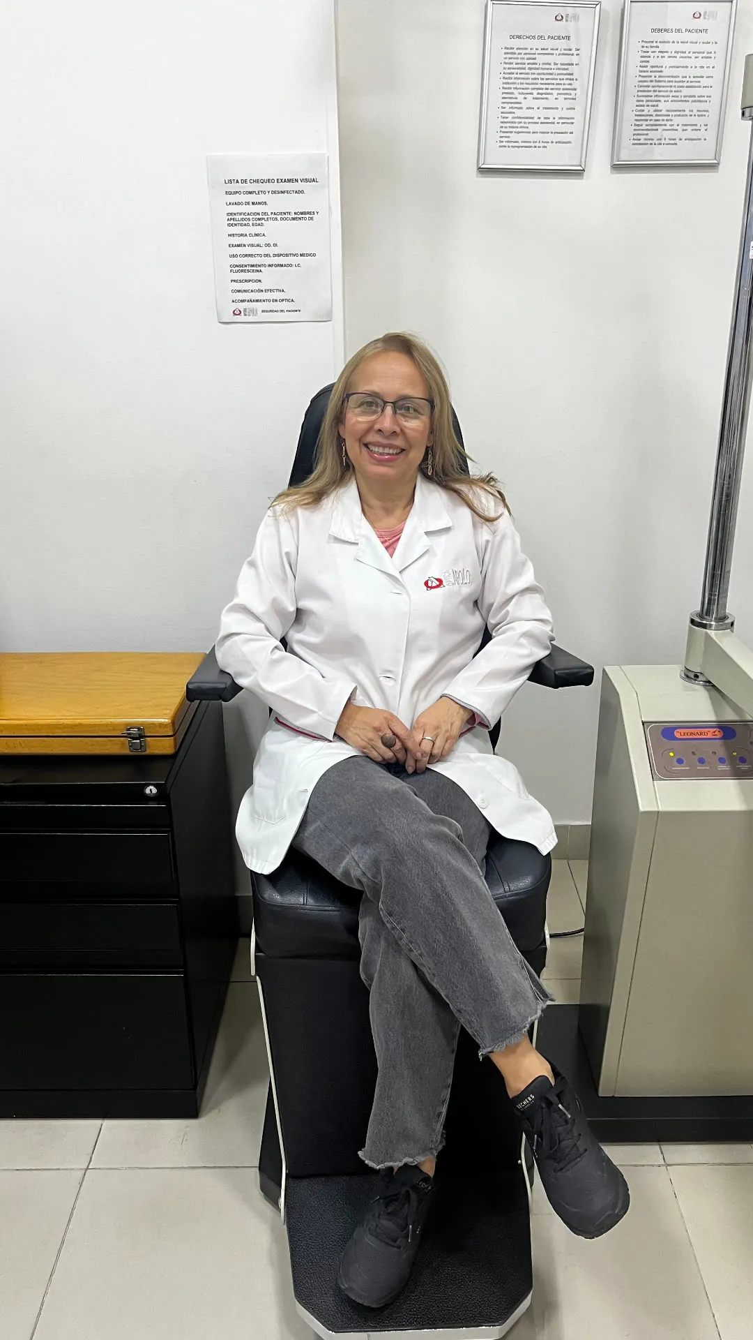 Consultorio de optometría de Óptica Apolo con equipos de examen visual