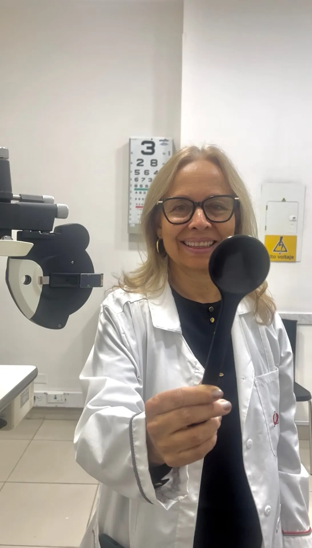 Dra. Ana Belén España realizando un examen visual en Óptica Apolo, Bulevar Niza