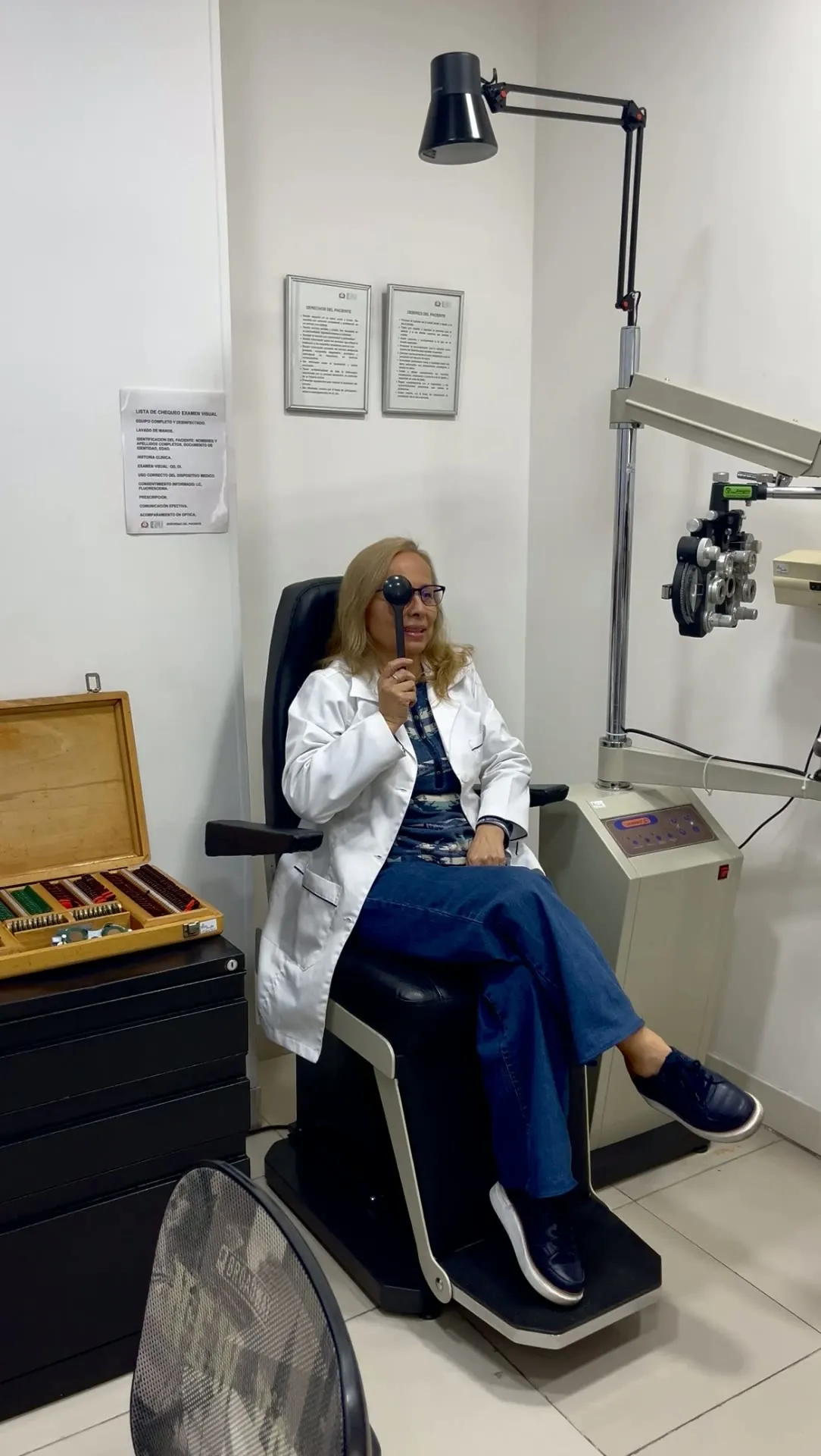 Dra. Ana Belén España realizando un examen visual en el consultorio de Óptica Apolo, Bogotá