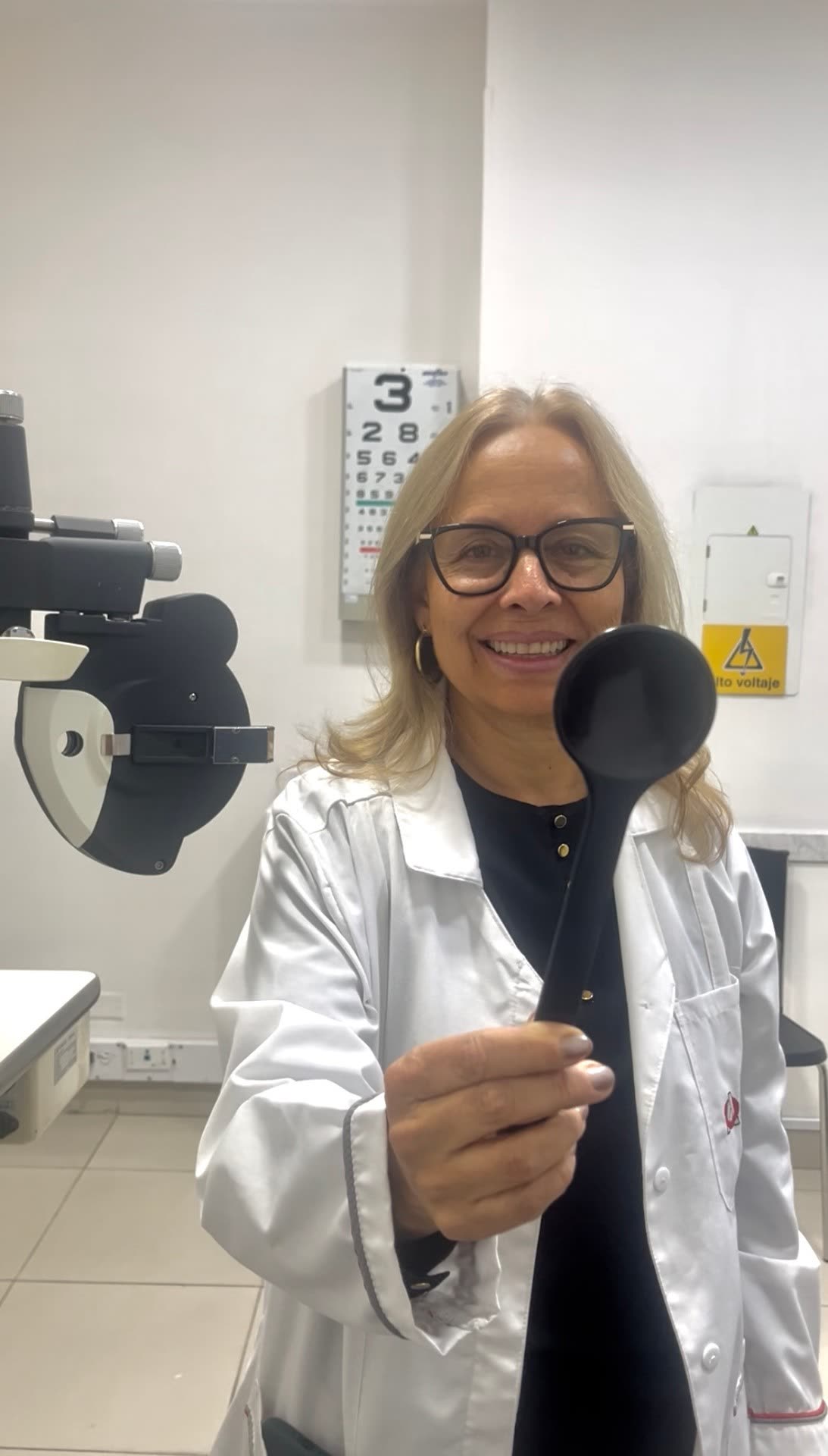 Dra. Ana Belén España realizando un examen visual en Óptica Apolo, Bulevar Niza