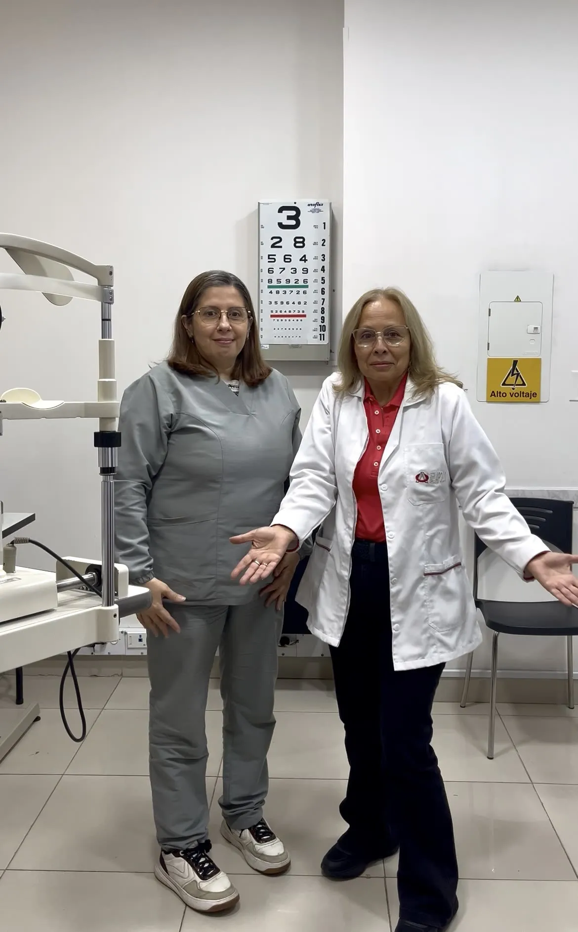 Equipo de Óptica Apolo: Dra. Ana Belén España junto a una colaboradora del consultorio