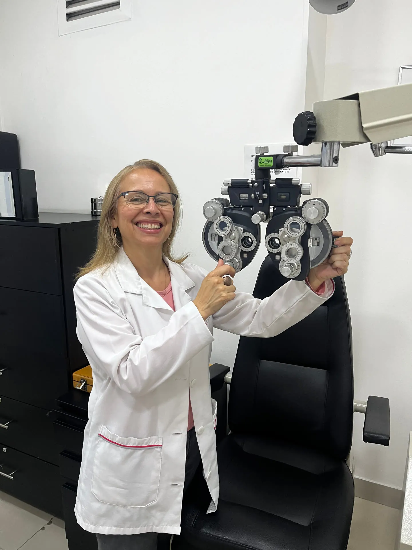 Gafas con fórmula sobre una vitrina en Óptica Apolo, Bulevar Niza, Bogotá
