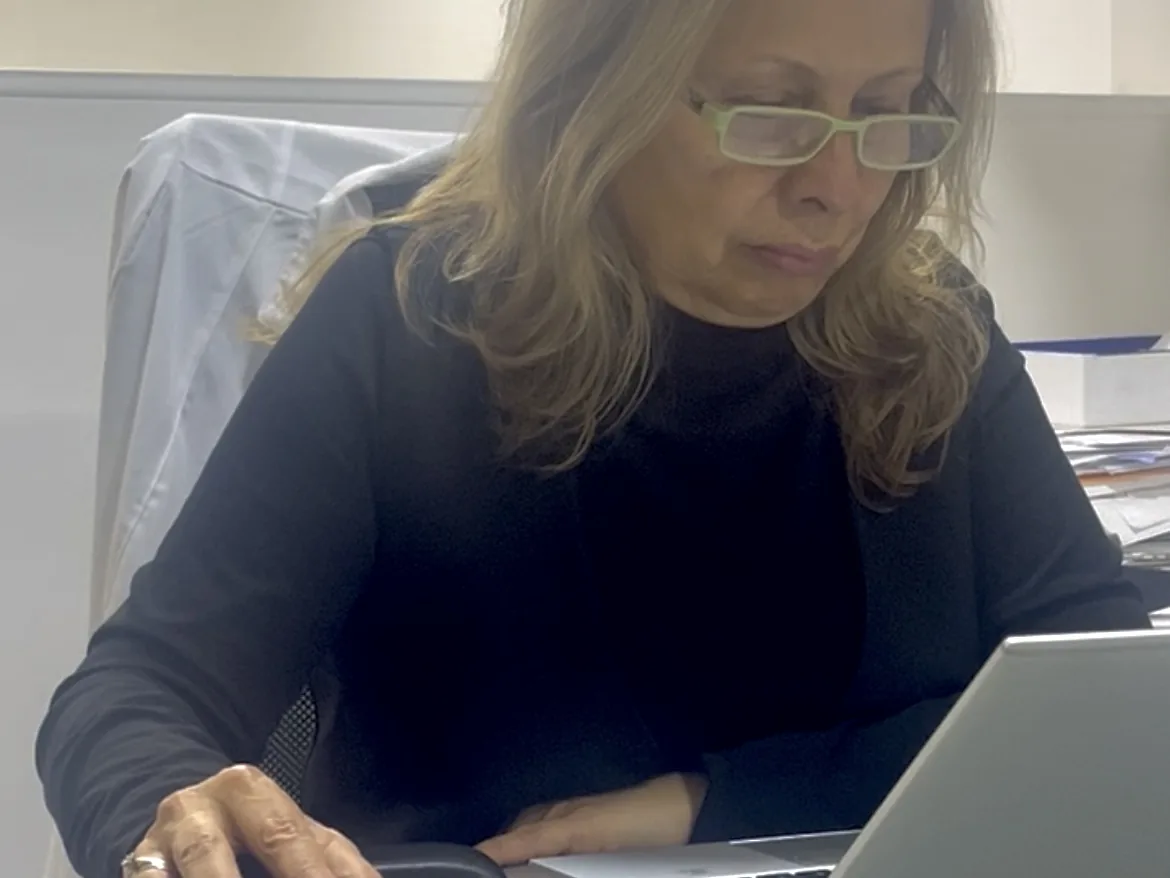 Dra. Ana Belén España, optómetra de Óptica Apolo, trabajando en su computador portátil