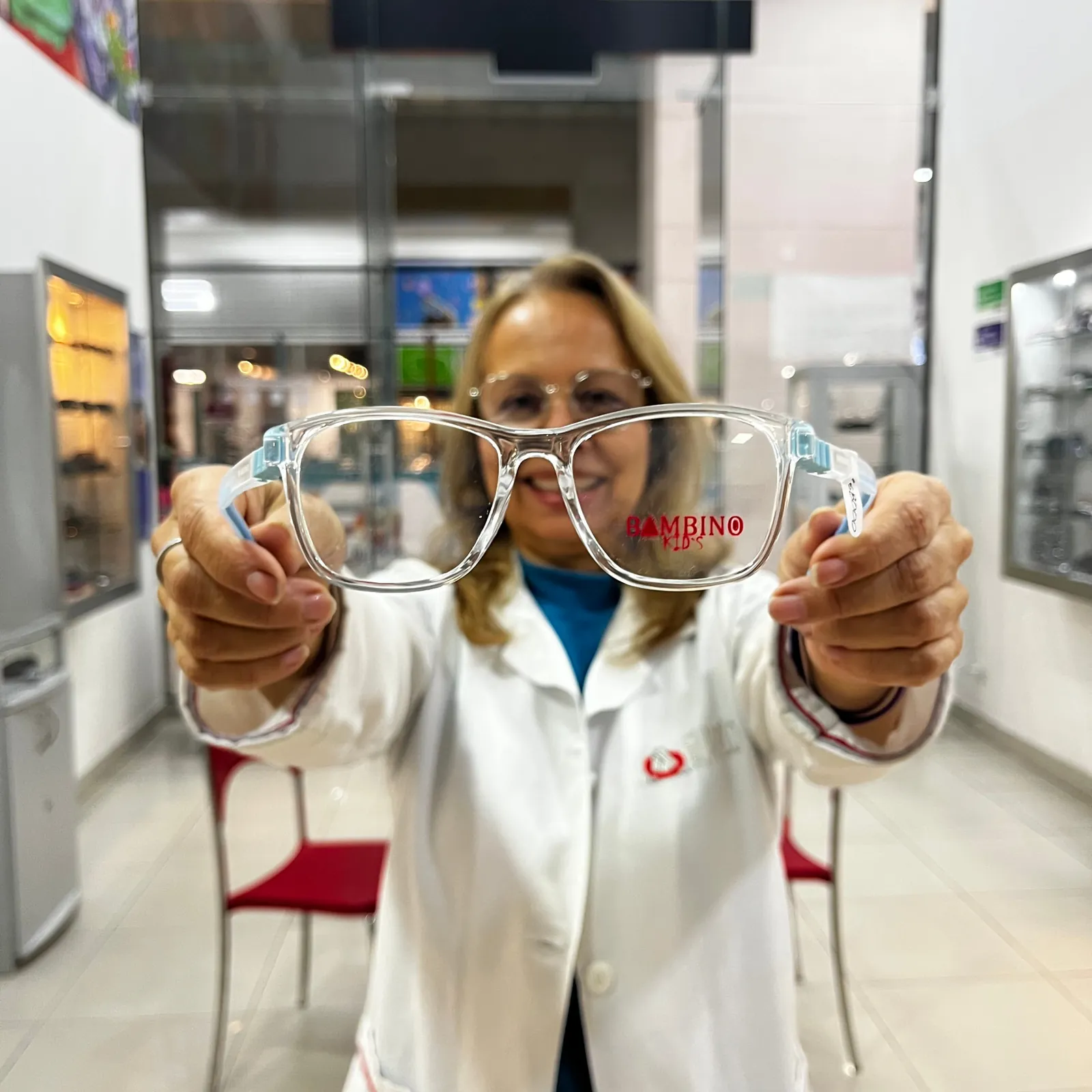 Dra. Ana Belén España mostrando montura para niños en Óptica Apolo
