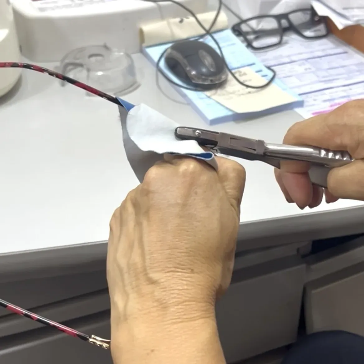 Reparación de gafas con alicate en Óptica Apolo, Bogotá
