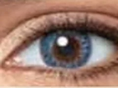 Lente de contacto de color natural Air Optix Colors, tono azul, en un ojo