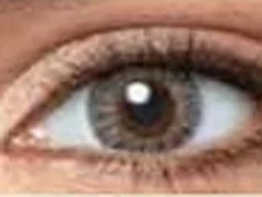 Lente de contacto de color natural Air Optix Colors, tono gris, en un ojo
