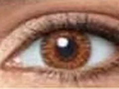 Lente de contacto de color natural Air Optix Colors, tono miel, en un ojo