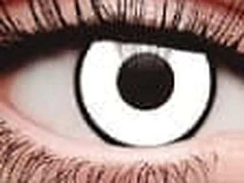 Lente de contacto de color Anyday ZY-070: blanco con borde negro, en un ojo